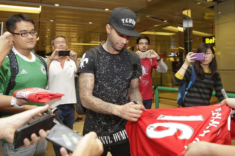 HARAPKAN SOKONGAN: Khidmat bekas pemain Liverpool dan Arsenal, Jermaine Pennant (tengah), dalam Tampines Rovers diharap dapat menarik minat dan meningkatkan lagi sokongan orang ramai terhadap bola sepak setempat. - Foto THE STRAITS TIMES