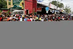 DAPAT KUASA PENUH: Penduduk berkumpul semasa pungutan suara undang-undang Bangsamoro di sebuah pusat mengundi di Cotabato pada 21 Januari. Undang-undang itu bertujuan memberi Muslim di selatan Filipina kuasa penuh ke atas rantau berautonomi itu, termasuk memilih parlimen dan pentadbiran sendiri. - Foto EPA-EFE