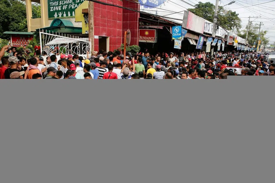 DAPAT KUASA PENUH: Penduduk berkumpul semasa pungutan suara undang-undang Bangsamoro di sebuah pusat mengundi di Cotabato pada 21 Januari. Undang-undang itu bertujuan memberi Muslim di selatan Filipina kuasa penuh ke atas rantau berautonomi itu, termasuk memilih parlimen dan pentadbiran sendiri. - Foto EPA-EFE