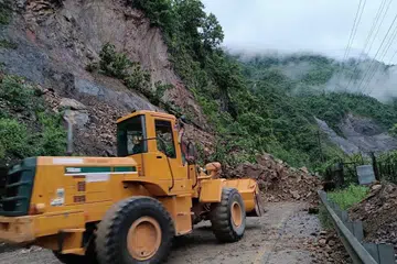Kemalangan disebabkan tanah runtuh berlaku di lebuh raya Narayanghat-Mugling, kira-kira 100 kilometer di kawasan barat ibu negara Kathmandu.