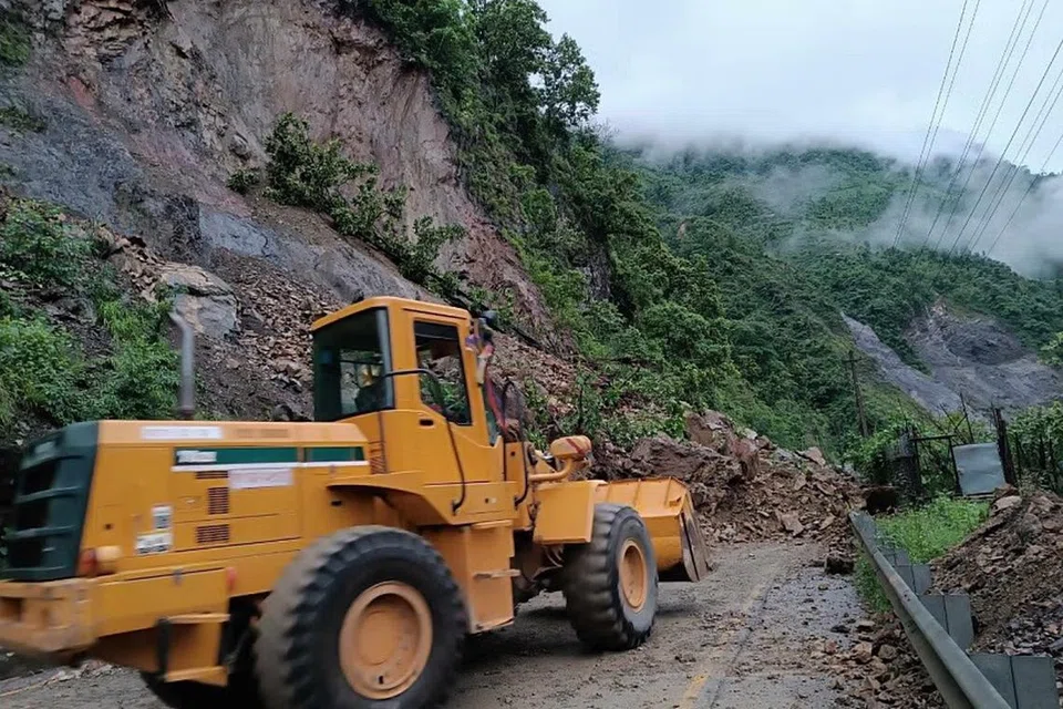 Kemalangan disebabkan tanah runtuh berlaku di lebuh raya Narayanghat-Mugling, kira-kira 100 kilometer di kawasan barat ibu negara Kathmandu.