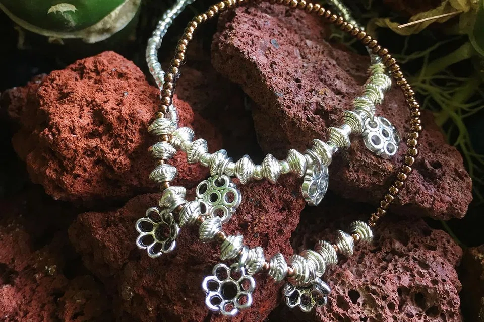 TERLARIS: Gelang ini bukan sahaja cantik, malah mudah dipadankan dan tersedia dalam pelbagai warna. - Foto BEADLEBUG JEWELLERY