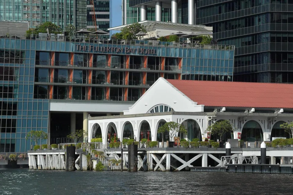 Farah Diyanah Abdul Falik didakwa memperdaya seorang wanita untuk mempercayai bahawa satu tempahan bilik akan dibuat bagi penginapan tiga hari dua malam di The Fullerton Bay Hotel Singapore. 