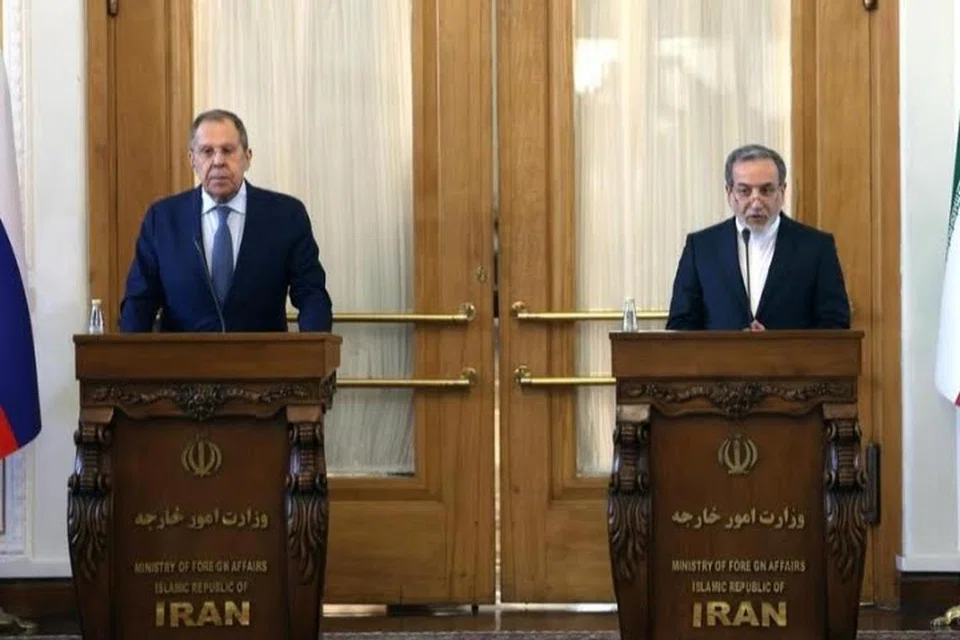 Menteri Luar Russia, Encik Sergey Lavrov (kiri), menghadiri sidang akhbar bersama rakan sejawatannya dari Iran, Encik Abbas Araghchi, di Teheran, pada 25 Februari.