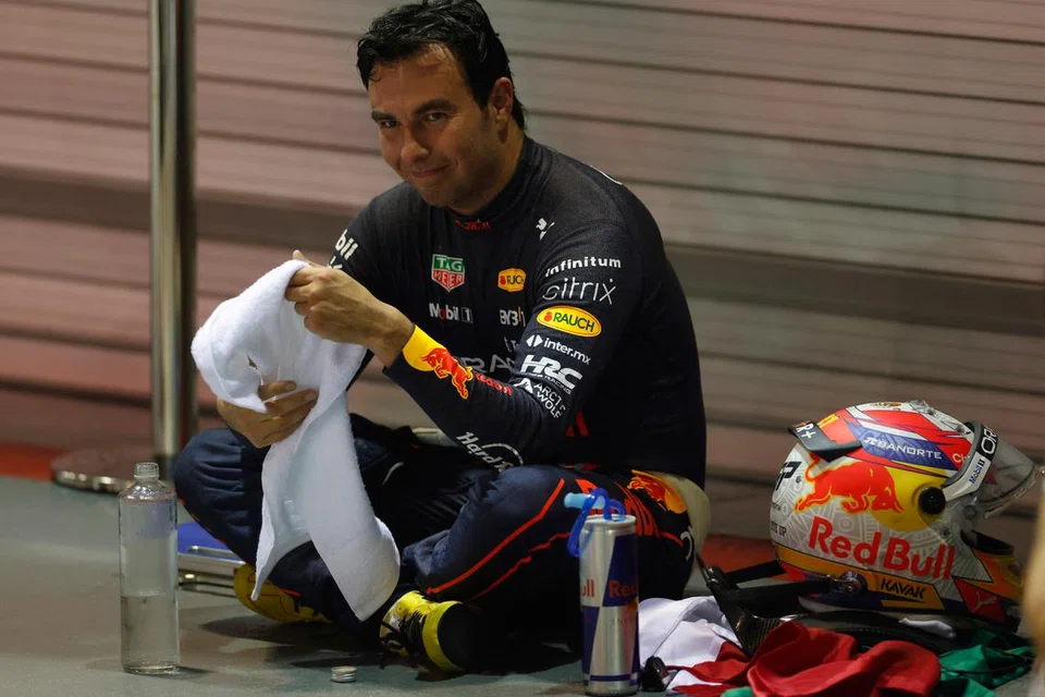 WAKTU UNTUK DIRI SENDIRI: Juara Grand Prix Singapura Sergio Perez dari Red Bull duduk bersila mungkin untuk mengimbas perlumbaan penuh drama yang akhirnya dimenangi beliau. Kemenangannya itu, serta kedudukan pendahulu ranking, Max Verstappen, yang hanya mampu menduduki tangga ketujuh bermakna Verstappen perlu menanti lebih lama untuk ditabal juara dunia. - Foto REUTERS 