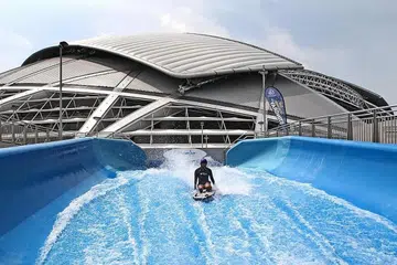 PESTA AIR: Pesta air Hab Sukan Singapura hujung minggu ini membolehkan keluarga mencuba pelbagai kegiatan.