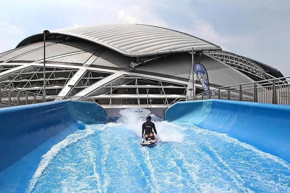 PESTA AIR: Pesta air Hab Sukan Singapura hujung minggu ini membolehkan keluarga mencuba pelbagai kegiatan.