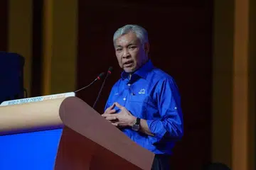 PRESIDEN UMNO: Datuk Seri Dr Ahmad Zahid Hamidi membidas dakwaan Tan Sri Annuar Musa dan mengatakan ramai yang akan keluar Umno jika bekas anggota Ketereh itu tidak dilucutkan daripada jawatan setiausaha agung parti.