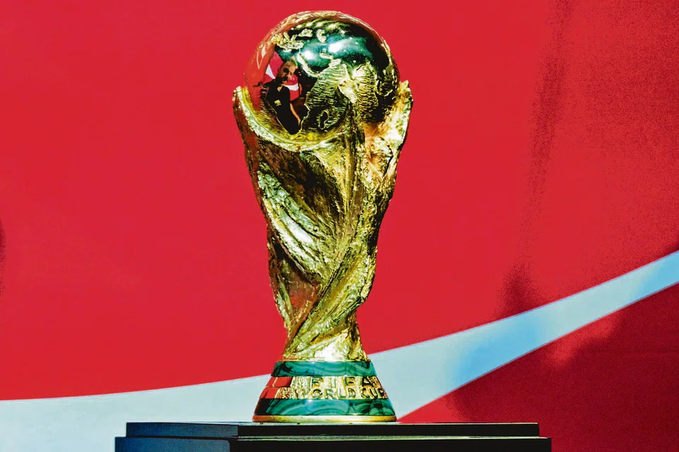 Trofi Piala Dunia Persekutuan Persatuan Bola Sepak Antarabangsa (Fifa) dipamerkan semasa Jelajah Trofi Piala Dunia Fifa 26 di Los Angeles pada 24 Mac 2026.