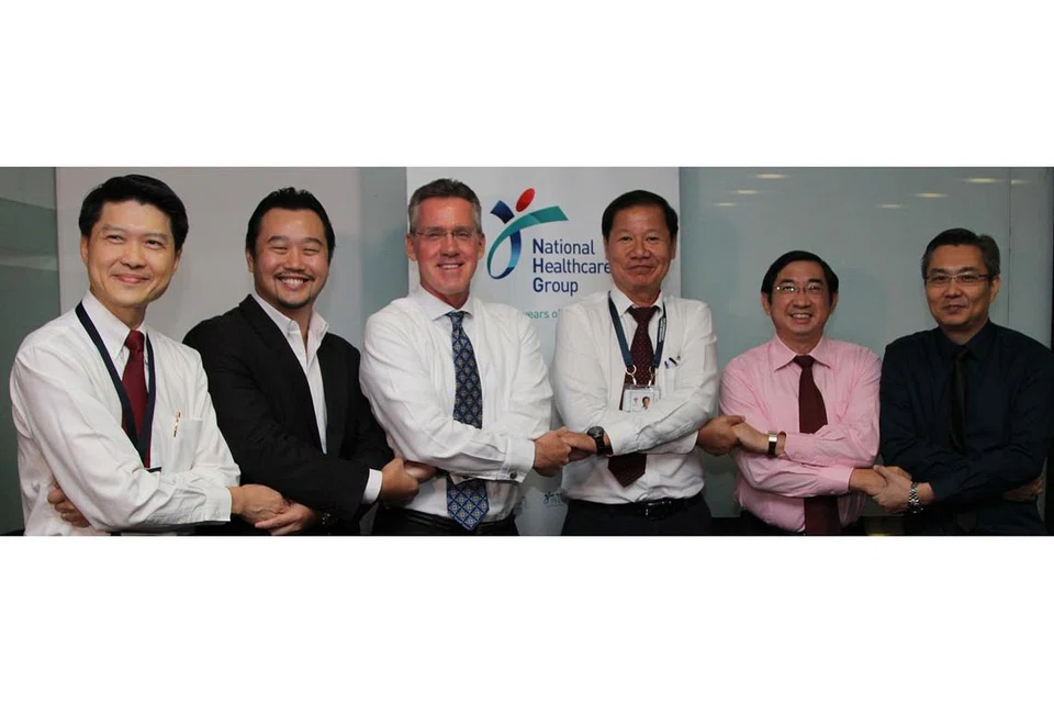 JALIN KERJASAMA: Wakil dari NHG, IDA dan SGA semasa menandatangani memorandum hasrat. (Dari kiri) Profesor Madya Lim Tock Han, Encik Koo Seng Meng, Encik Steve Leonard, Profesor Philip Choo, Encik Khoong Hock Yun dan Encik Ivan Boo. - Foto NHG