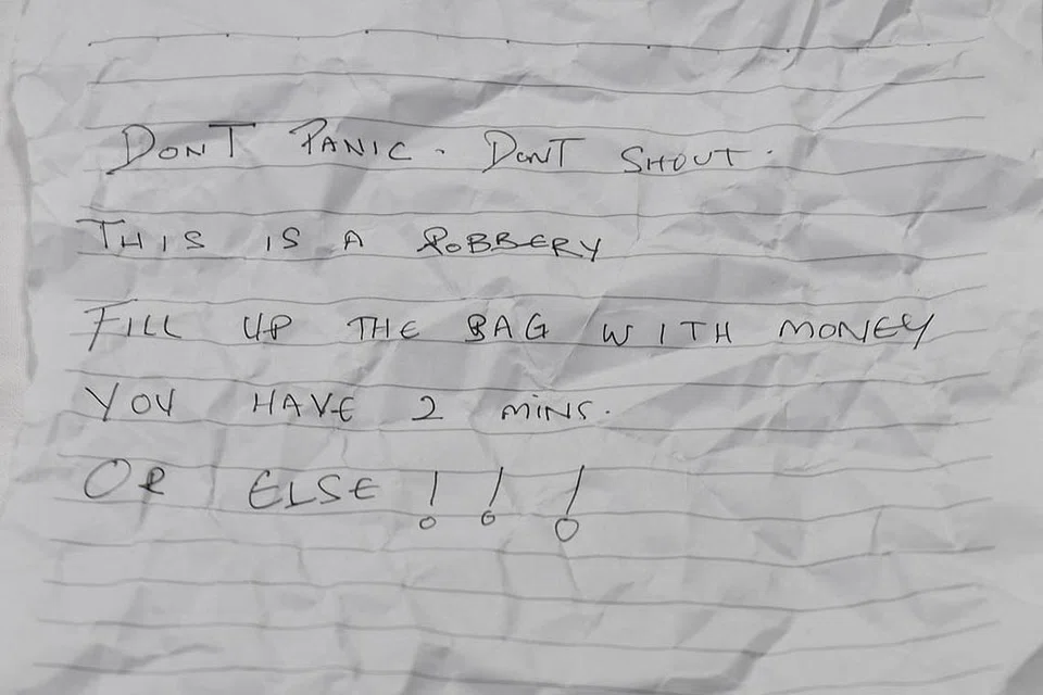 SURAT ANCAMAN: (Gambar atas) Kata-kata berbentuk ancaman ditulis di atas sekeping kertas yang kemudian ditunjukkan kepada kakitangan yang bertugas di syarikat peminjam wang berlesen. - Foto BH oleh KHALID BABA