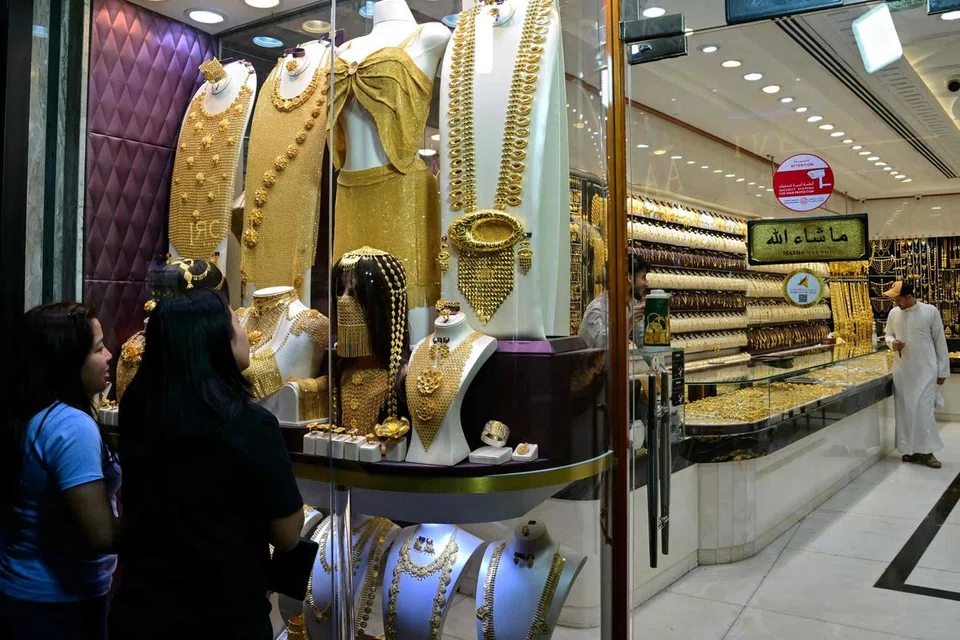 Bagi negara yang amat bergantung kepada barangan luar seperti Amiriah Arab Bersatu (UAE) dan Bahrain, dolar Amerika yang kuat, akan menjadikan barangan import lebih mahal dan ini akan menaikkan kos sara hidup rakyat dan mengurangkan kuasa beli.