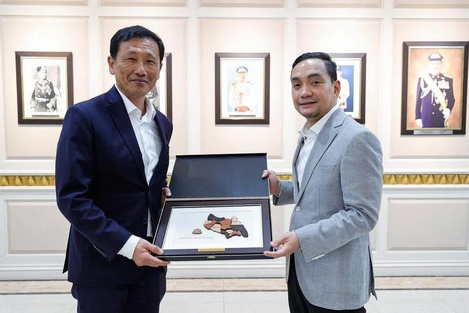 Menteri Besar Johor, Datuk Onn Hafiz Ghazi (kanan), menerima kunjungan Menteri Kesihatan Singapura, Encik Ong Ye Kung, di Kota Iskandar, Johor, pada 14 Januari. 