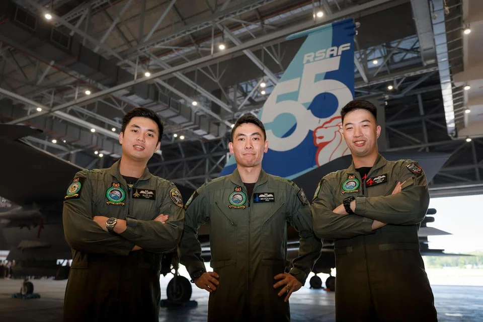 BERI INSPIRASI: Juruterbang pesawat juang F-16D+, Mejar Melcolm Huang (tengah), telah banyak mengorbankan masa keluarganya pada hujung minggu dan berharap dapat memberi inspirasi kepada anaknya apabila beliau terbang lalu di ruang udara dekat rumahnya pada Perbarisan Hari Kebangsaan 2023.