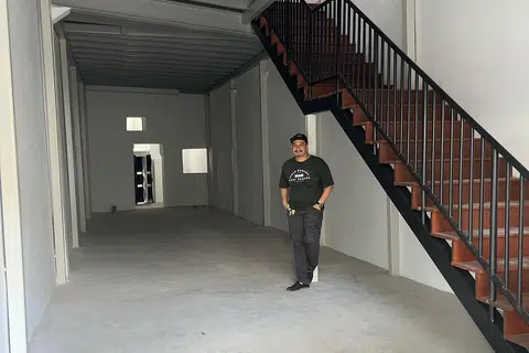 KOS SEWA JADI SEBAB: Pemilik restoran Sabar Menanti,  Encik Iszahar Tambunan, di tapak baru restoran itu yang terletak di 719 North Bridge Road. 