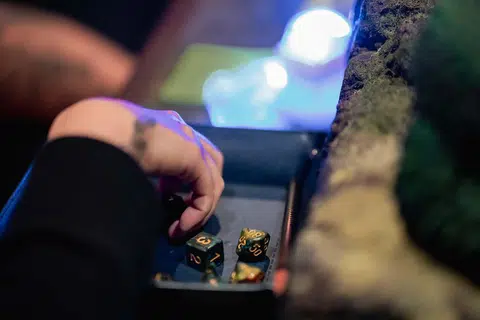 Set dadu pelbagai bentuk digunakan dalam permainan ‘Dungeons & Dragons’ untuk menentukan hasil tindakan pemain, menambah unsur kejutan dan strategi dalam setiap sesi permainan.
