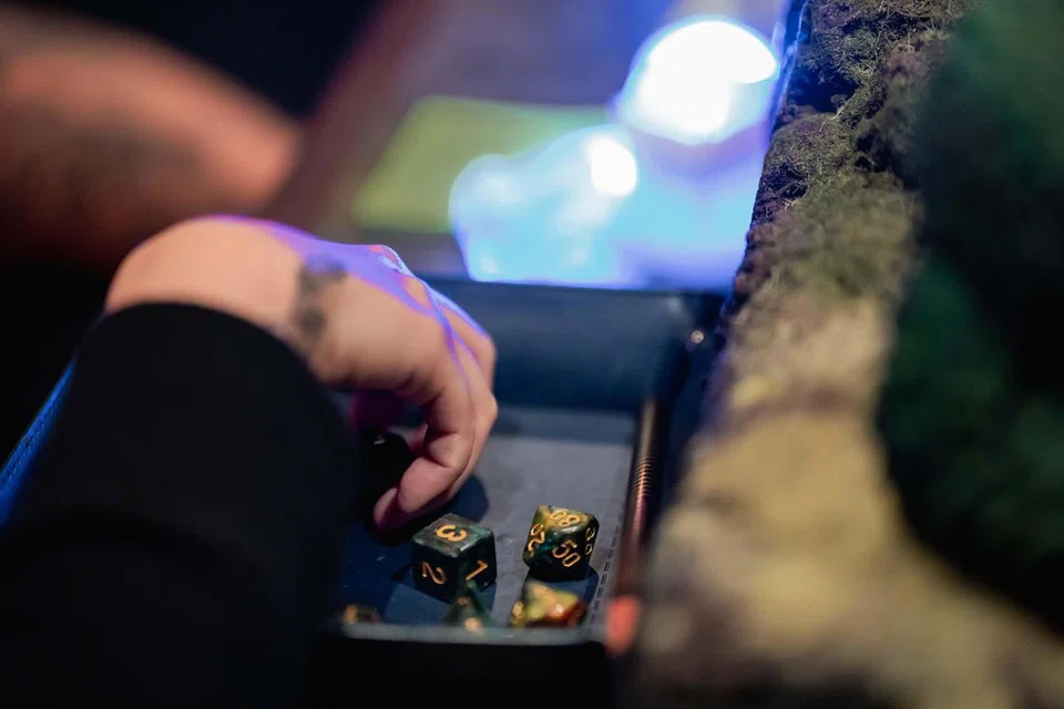 Set dadu pelbagai bentuk digunakan dalam permainan ‘Dungeons & Dragons’ untuk menentukan hasil tindakan pemain, menambah unsur kejutan dan strategi dalam setiap sesi permainan.