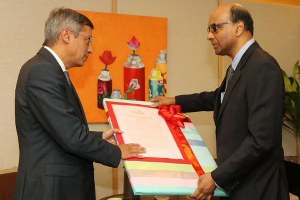 SEMPENA MERAIH LALUAN UDARA: Encik Tharman (kanan) menerima lukisan kura-kura gergasi Aldabra daripada Timbalan Perdana Menteri Mauritius, Encik Charles Gaetan Xavier-Luc Duval. - Foto WILDLIFE RESERVES SINGAPORE