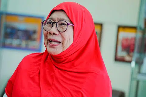 Sentiasa ceria dan sering ketawa, itulah perwatakkan Cik Asiah Ibrahim yang disenangi ramai.
