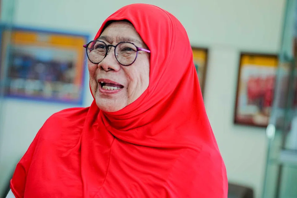 Sentiasa ceria dan sering ketawa, itulah perwatakkan Cik Asiah Ibrahim yang disenangi ramai.