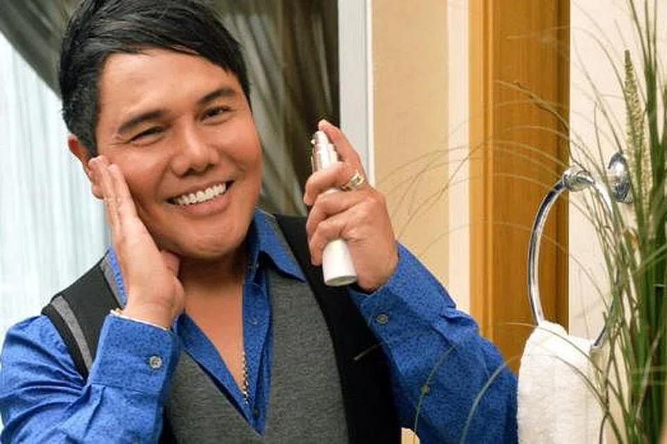 ZAMAN 'UBERSEKSUAL': Personaliti setempat, Hafeez Glamour, berpendapat kini zaman 'uberseksual' di mana kaum lelaki yang menggunakan pelbagai produk penjagaan kulit turut memaparkan sifat kelelakian. - Foto KHALID BABA