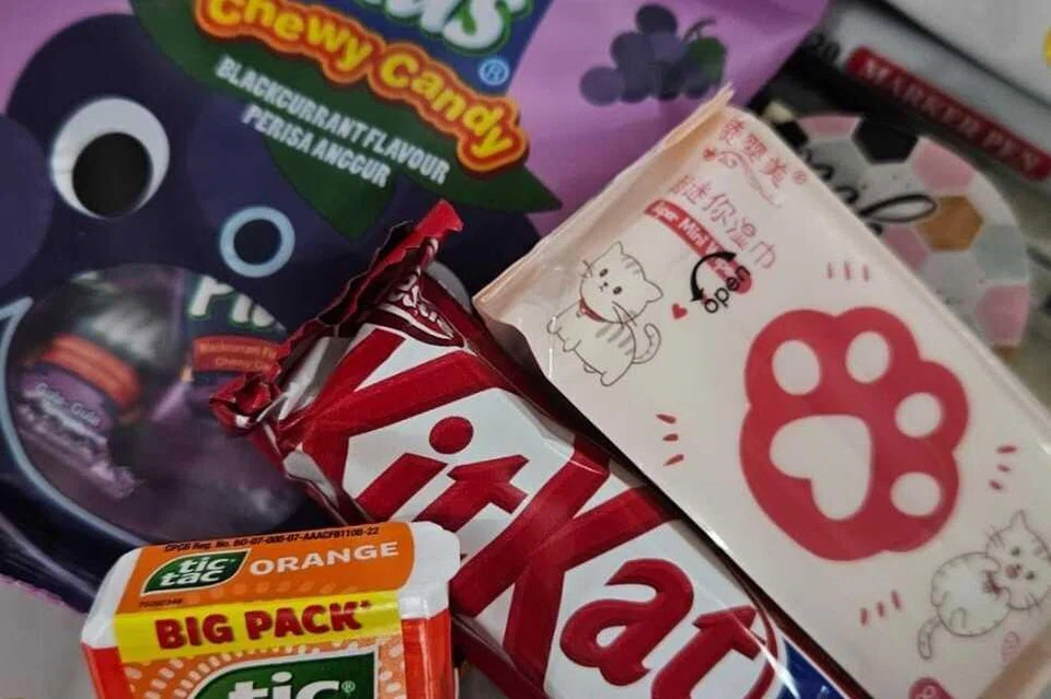 Antara barangan yang dipilih oleh Mishary buat kru kabin ialah coklat KitKat, Tic Tac, Fruit Plus Candy, serta tisu basah mini yang diletakkan di dalam sebuah beg hadiah kecil.