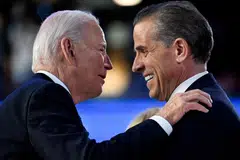 Foto fail menunjukkan Presiden Amerika Syarikat, Encik Joe Biden (kiri), berbual mesra dengan anaknya, Encik Hunter Biden, di konvensyen parti Demokrat di  Chicago pada 19 Ogos.