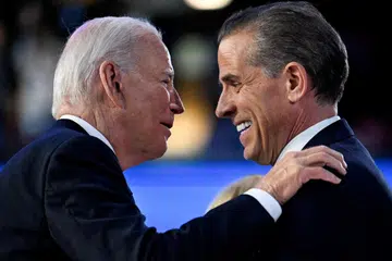 Foto fail menunjukkan Presiden Amerika Syarikat, Encik Joe Biden (kiri), berbual mesra dengan anaknya, Encik Hunter Biden, di konvensyen parti Demokrat di  Chicago pada 19 Ogos.