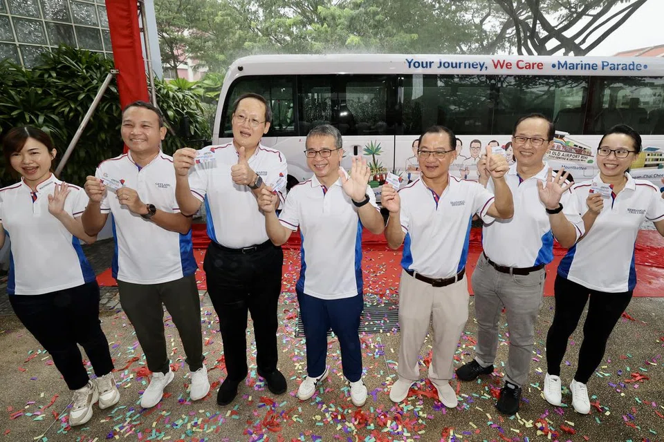 Penasihat Pertubuhan Akar Umbi (GRO) (dari kiri) Cik Tin Pei Ling (SMC MacPherson); Mayor CDC South East, Encik Mohd Fahmi Aliman; Menteri Tenaga Manusia, Dr Tan See Leng; Menteri Kebudayaan, Masyarakat dan Belia, Encik Edwin Tong; Speaker Parlimen, Encik Seah Kian Peng; Penasihat GRO SMC Mountbatten, Encik Lim Biow Chuan; dan Penasihat Kedua GRC Marine Parade (Kembangan-Chai Chee), Dr Choo Pei Ling, di acara pelancaran khidmat bas percuma pada 30 Jun. 