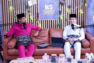 Mantan menteri Malaysia, Encik Khairy Jamaluddin (kiri), dan rakan seangkatannya, Encik Shahril Hamdan, membicarakan topik peralihan kuasa Perdana Menteri Singapura yang akan berlaku pada 15 Mei dalam program podcast ‘Keluar Sekejap’.
