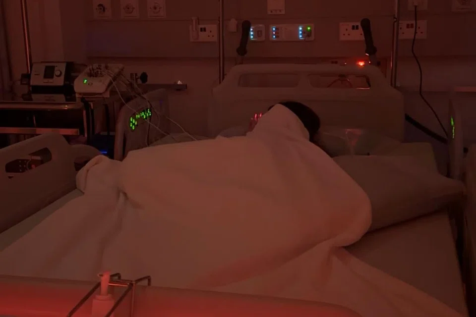 Wartawan menjalani ujian tidur, atau ‘polysomnography’, yang digunakan untuk mendiagnosis gangguan tidur, di Woodlands Health.