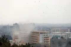 AKIBAT SERANGAN: Asap tebal kelihatan di sekitar hospital tentera di Kabul menyusuli serangan sekumpualn lelaki bersenjata semalam. - Foto REUTERS