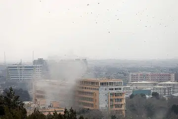 AKIBAT SERANGAN: Asap tebal kelihatan di sekitar hospital tentera di Kabul menyusuli serangan sekumpualn lelaki bersenjata semalam. - Foto REUTERS