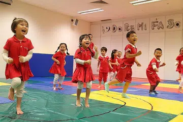 RINGANKAN PERBELANJAAN KELUARGA: Dana dalam CDA boleh digunakan untuk membayar perbelanjaan pendidikan dan penjagaan kesihatan anak atau adik-beradiknya di institusi yang diluluskan. Ini termasuk tajaka, tadika, sekolah pendidikan khas, penyedia program campur tangan awal, pembekal alat teknologi bantuan, hospital, klinik, farmasi dan kedai cermin mata. - Foto fail