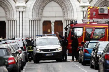 JALANAN DIKAWAL RAPI: Beberapa pegawai polis Perancis mengawal rapi beberapa jalanan di pintu masuk gereja Notre Dame Basilica menyusuli serangan pisau yang mengorbankan tiga nyawa. - Foto EPA-EFE 