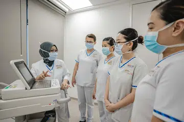 MENJAGA SERTA MENDIDIK: Cik Sarena (kiri dan gambar sisipan) menjadi jurulatih klinik sejak sekitar sembilan bulan lalu, dan sebelum ini sebagai jururawat selama 14 tahun. Sebagai jurulatih klinik, beliau mengajar serta memberi bimbingan kepada jururawat lain berhubung amalan klinik standard. - Foto-foto BM oleh NUR DIYANA TAHA.