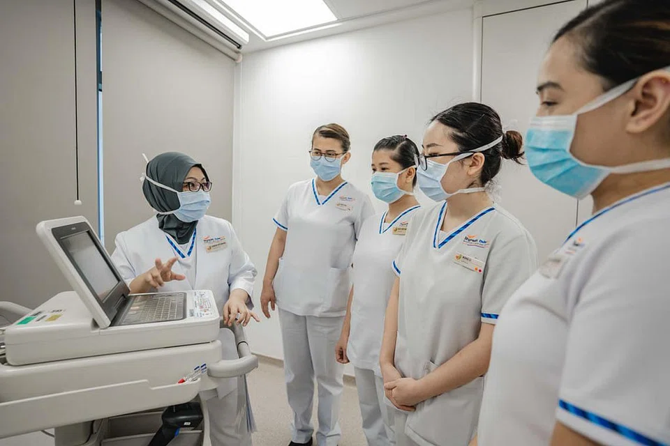 MENJAGA SERTA MENDIDIK: Cik Sarena (kiri dan gambar sisipan) menjadi jurulatih klinik sejak sekitar sembilan bulan lalu, dan sebelum ini sebagai jururawat selama 14 tahun. Sebagai jurulatih klinik, beliau mengajar serta memberi bimbingan kepada jururawat lain berhubung amalan klinik standard. - Foto-foto BM oleh NUR DIYANA TAHA.