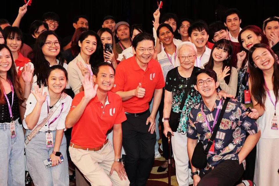 Encik Lawrence Wong (tengah) mencerminkan keprihatinannya terhadap nasib pekerja menerusi langkah yang diperkenalkan dalam Belanjawan Negara dalam beberapa tahun lepas. Beliau bergambar dengan penerbit kandungan media sosial di Rapat Hari Pekerja pada 1 Mei. 