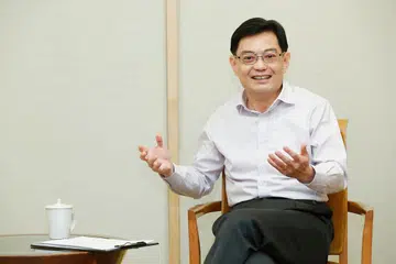 MENYUSUN STRATEGI: Menteri Kewangan, Encik Heng Swee Keat, yang mempengerusikan Majlis Bagi Ekonomi Masa Hadapan telah mengadakan pertemuan dengan pihak media semalam bagi memberi taklimat tentang perkembangan terkini mengenainya. - Foto BH oleh YEN MENG JIIN