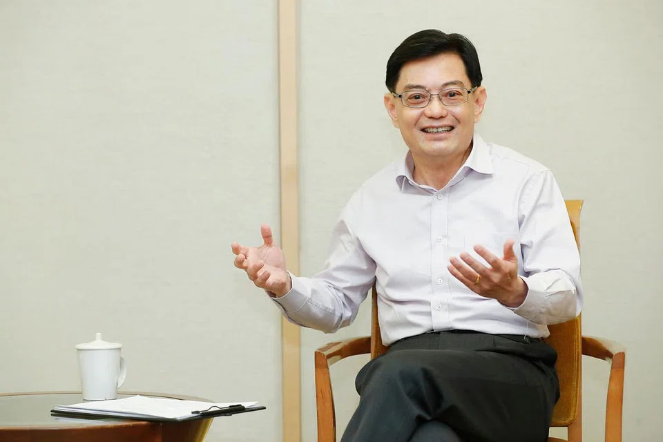 MENYUSUN STRATEGI: Menteri Kewangan, Encik Heng Swee Keat, yang mempengerusikan Majlis Bagi Ekonomi Masa Hadapan telah mengadakan pertemuan dengan pihak media semalam bagi memberi taklimat tentang perkembangan terkini mengenainya. - Foto BH oleh YEN MENG JIIN