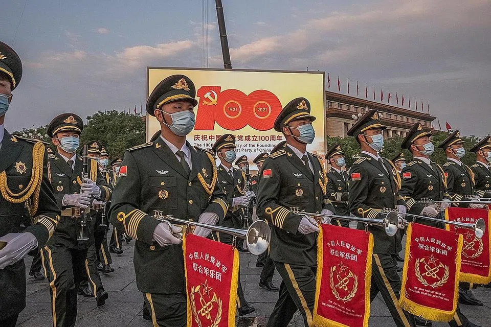 ULANGTAHUN KE-100: Presiden China, Encik Xi Jinping memuji perjalanan negara itu ke arah kebangkitan yang tidak mampu ditandingi dan menjadi kuasa besar sempena perayaan 100 tahun Parti Komunis China. - Foto EPA-EFE