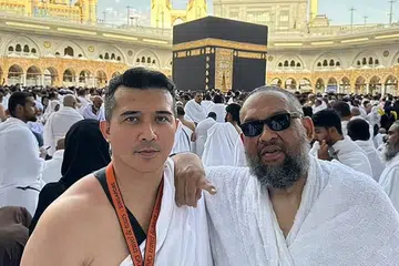 Datuk Aaron Aziz bergambar bersama Sheikh Haikel di Makkah pada September 2025, apabila mereka menunaikan umrah bersama.