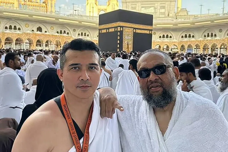 Datuk Aaron Aziz bergambar bersama Sheikh Haikel di Makkah pada September 2025, apabila mereka menunaikan umrah bersama.