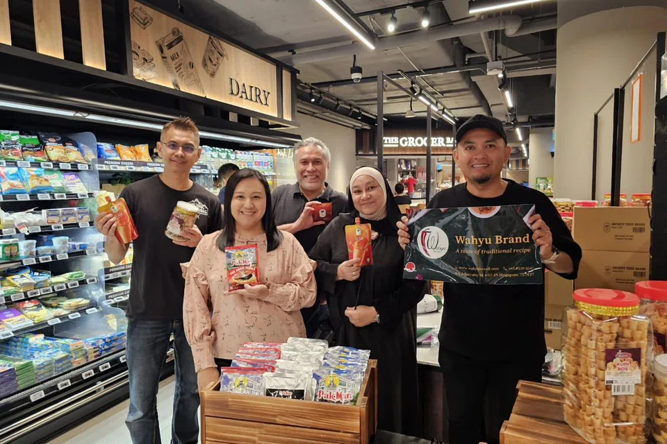 (Dari kiri) Pengurus cawangan NTUC FairPrice Finest Century Square, Encik Esham Alias; eksekutif jualan HSG Global Pte Ltd, Cik Siti Norafidah Mohd Mislan; pemilik bersama HBA (1918) Pte Ltd/Sdn Bhd, Encik Othman Zailani Abrari dan Cik Mas Linda Mohamed; serta eksekutif jualan pemasaran Wahyu Brand, Encik Rosley Jimaen. 