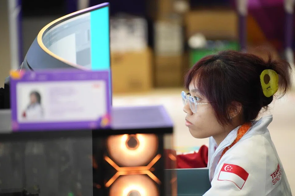 Gambar dekat Cik Nur Insyirah Hanna Nor Azhar, yang meraih pingat gangsa dalam bidang Seni Permainan Digital Tiga Dimensi (3D) di Pertandingan WorldSkills yang diadakan setiap dua tahun di Shanghai dari 22 hingga 27 September.