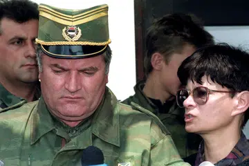 Bekas panglima tentera Serb Bosnia, Ratko Mladic, mendengar terjemahan ketika kenyataan disampaikan selepas pertemuan antara pemimpin Serb Bosnia dengan Pertubuhan Bangsa-Bangsa Bersatu (PBB) di Sarajevo, Bosnia dan Herzegovina, pada 18 Mei 1993. Mladic, yang disabitkan atas jenayah perang, jenayah terhadap kemanusiaan dan pembunuhan beramai-ramai, termasuk pembunuhan kira-kira 8,000 lelaki dan kanak-kanak lelaki Islam di Srebrenica pada 1995, meninggal dunia dalam tahanan di The Hague pada 27 Ogos.
