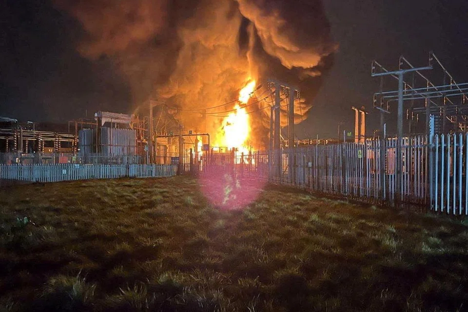 Kebakaran sedang marak di sebuah pencawang elektrik kejiranan yang membekalkan kuasa kepada Lapangan Terbang Heathrow di Hayes, barat London.