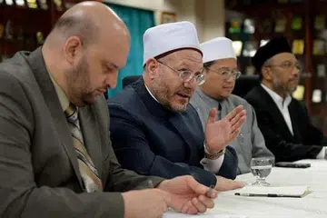 RUMUS LAWATAN: Sheikh Dr Shawki (dua dari kiri) di sidang media untuk merumus lawatan empat hari di bawah Program Pelawat Unggul (DVP) Majlis Ugama Islam Singapura (Muis) yang turut ditaja Singapore Press Holdings. Beliau bersama (dari kiri) penasihat kanannya Dr Ibrahim Negm, Mufti Singapura Dr Mohd Fatris Bakaram, dan Pengarah Kanan Muis, Dr Albakri Ahmad. - Foto TUKIMAN WARJI