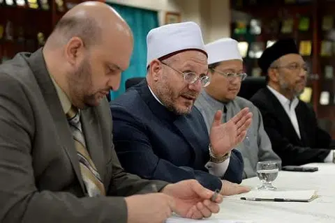 RUMUS LAWATAN: Sheikh Dr Shawki (dua dari kiri) di sidang media untuk merumus lawatan empat hari di bawah Program Pelawat Unggul (DVP) Majlis Ugama Islam Singapura (Muis) yang turut ditaja Singapore Press Holdings. Beliau bersama (dari kiri) penasihat kanannya Dr Ibrahim Negm, Mufti Singapura Dr Mohd Fatris Bakaram, dan Pengarah Kanan Muis, Dr Albakri Ahmad. - Foto TUKIMAN WARJI