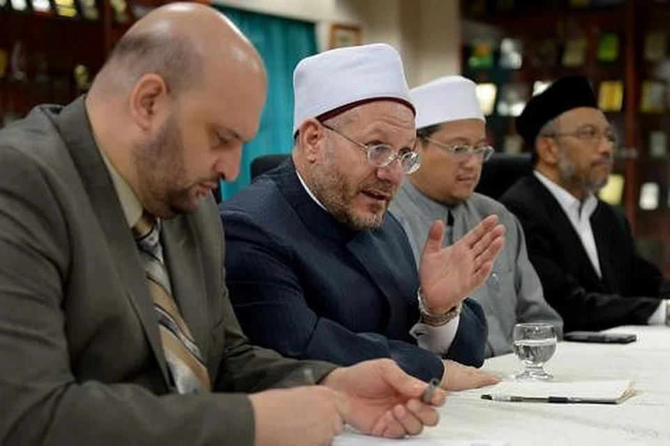 RUMUS LAWATAN: Sheikh Dr Shawki (dua dari kiri) di sidang media untuk merumus lawatan empat hari di bawah Program Pelawat Unggul (DVP) Majlis Ugama Islam Singapura (Muis) yang turut ditaja Singapore Press Holdings. Beliau bersama (dari kiri) penasihat kanannya Dr Ibrahim Negm, Mufti Singapura Dr Mohd Fatris Bakaram, dan Pengarah Kanan Muis, Dr Albakri Ahmad. - Foto TUKIMAN WARJI